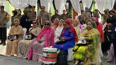 Jamaah Haji Sulsel Tiba di Parepare Lakukan Tradisi Mispa Haji dengan Dandanan Elegan dan Perhiasan
