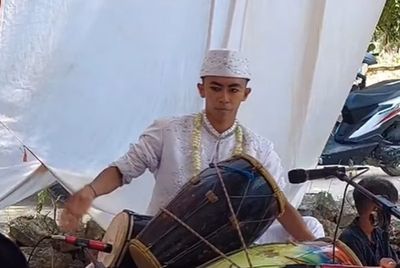 Istri Asyik Foto-foto, Pengantin Pria Pamer Skill Main Gendang di Sumenep