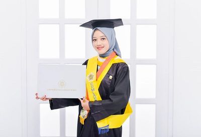 Mendobrak Batas, Anak Tukang Ukir Ulfatun Nikmah Lulus SMK Raih Gelar Magister FEB UGM