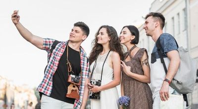 5 Zodiak yang Suka Mengabadikan Setiap Momen dengan Foto