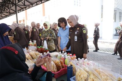 Cegah Inflasi dan Peringati Hari Bhakti Adhuyaksa ke-64, Kejati DIY Gelar Bazar Murah Paket Sembako: Langsung Ludes!