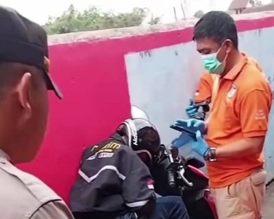 Viral Ojol Gak Gerak di Atas Motor Dikira Meninggal, Polisi Sudah Bawa Kantung Mayat Ternyata Tidur Pulas