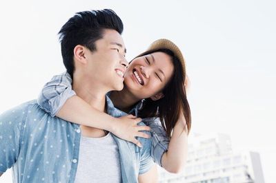 18 Cara Membuat Pria Merasa Dicintai, Apa Saja?