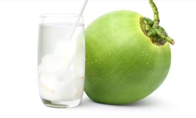 Jangan Salah Pilih, Ini Perbedaan Air Kelapa Muda dan Tua!
