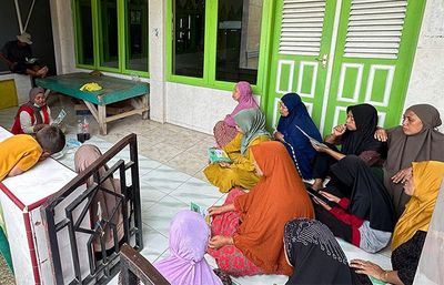 Inspiratif! Mahasiswi KKNT Unhas Ini Ajarkan Masyarakat Desa Ubah Minyak Jelantah Menjadi Sabun yang Bernilai Ekonomis