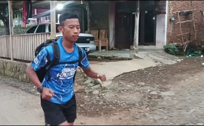 Demi Sekolah, Anak Yatim Piatu Ini Lari 5 Km dari Rumahnya!
