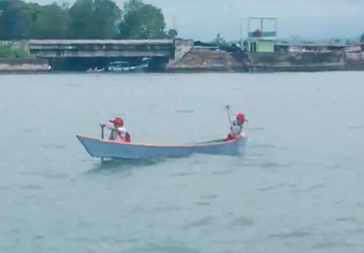 Dua Siswa SD asal Bone Ini Dayung Perahu Lewati Sungai untuk Pergi ke Sekolah