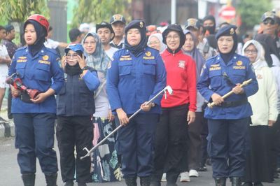 Ikut Meriahkan Gerak Jalan HUT RI, Damkar Parepare Bawa Aneka Peralatan Buat Aksesoris