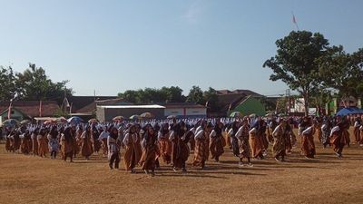 Meriahkan Upacara HUT RI ke-79 Ratusan Siswa SMP di Teras Boyolali Menari Kolosal Jaranan