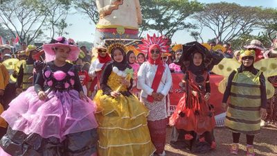 HUT RI Ke-79: Pakai Kostum Daur Ulang Sampah Plastik, Peserta Karnaval di Boyolali Curi Perhatian
