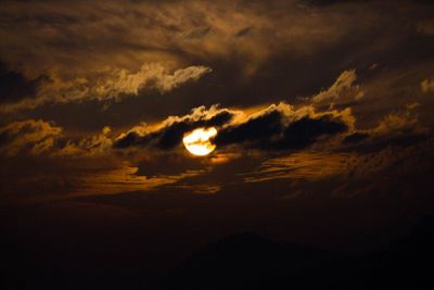 65 Caption Singkat tentang Bulan, Bahasa Inggris Indonesia!