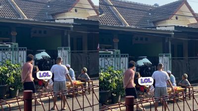 Viral, Momen Mengharukan Tetangga Temani Warga Berjemur karena Sakit Stroke