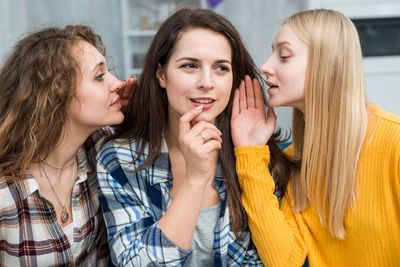 4 Zodiak yang Dikenal Gak Bisa Menjaga Rahasia, Siapa Saja?