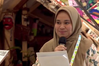 Viral, Guru Asal Buton Curhat hingga Menangis di Hadapan Paus Fransiskus