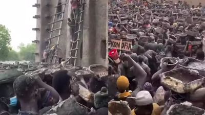 Viral! Warga Mali Bersatu Membangun Kembali Masjid Bersejarah, Netizen: Keren Banget Gotong Royongnya!