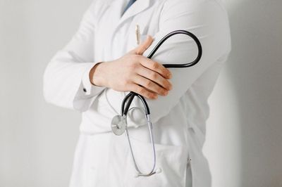 Dokter Palsu India Operasi Pasien Sambil Nonton Video Tutorial di YouTube