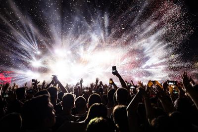 100 Caption Nonton Konser dalam Bahasa Inggris dan Artinya