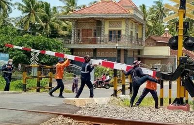 Awas! Ini Sanksi Berat Bagi Pelanggar yang Menerobos Palang Pintu Kereta Api