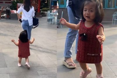 Momen Gemas Bocah Perempuan Salah Kenali Ibunya Sendiri di Tempat Umum, Warganet Terhibur