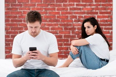 Benarkah Perselingkuhan Dipengaruhi oleh Genetik? Ini Penjelasannya