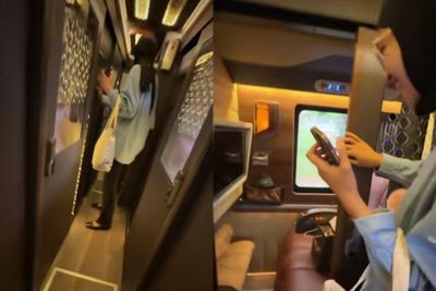 Penumpang Wanita Ini Bingung Buka Pintu Kabin Bus Sleeper, Netizen: Bisa Kan Keluarnya?