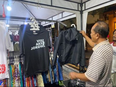 Jelang Kepulangan Jokowi, Merchandise Visi Aksi Jokowi Hiasi Pasar Malam Ngarsopuro Solo