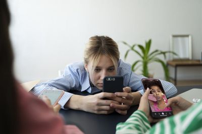 Fenomena FoMO di Era Media Sosial, Begini Solusi untuk Mengelolanya