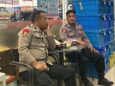 Ikut Tren, Polisi Gaul Ini Beli Camilan dan Kopi, Duduk di Kursi Depan Minimarket