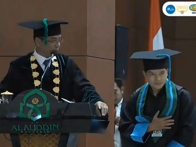 Wisudawan Tanya Kiat Jadi Profesor ke Rektor via WA, Dijawab Kocak dan Inspiratif: Jangan Pergi ke Dukun!