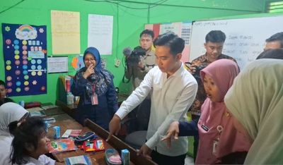 Wapres Gibran Cek Program Makan Bergizi Gratis di SD Kawasan Jakbar, Dikerumuni Siswa untuk Foto Bareng!