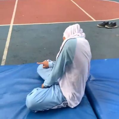 The Real Cewek Tidak Bercerita: Singkat, Padat, Tahiyat