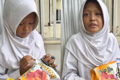Belajar Sambil Berjualan Gemblong, Kisah Mia yang Berjuang jadi Juara Matematika Viral di Medsos