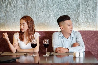 6 Cara Mengatasi Hening dan Canggung Saat Kencan, Ampuh!