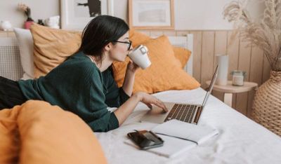 5 Zodiak yang Lebih Nyaman di Rumah Ketimbang Liburan, Kamu Termasuk?