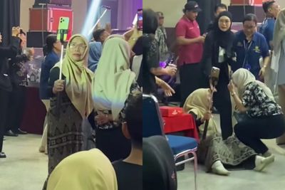 Detik-detik Emak-emak Jatuh Tersenggol Saat Rekam di Sebuah Acara, Netize : Senggol Dikit Oleng