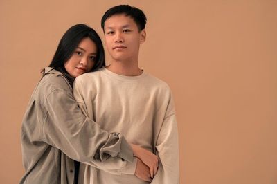 18 Tanda Mantan Masih Menyukaimu, Apa Saja?