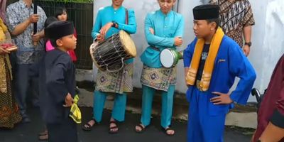 Tradisi Balas Pantun saat Prosesi Pernikahan Betawi, Romantisme dalam Syair
