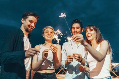 17 Kegiatan Seru untuk Merayakan Malam Tahun Baru 2025, Dijamin Gak Bosen!