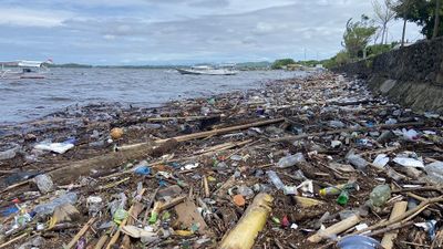 Miris! Tumpukan Sampah dan Kayu Memenuhi Area Pantai Cempe Pasca Cuaca Buruk