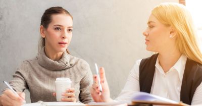 5 Tanda Bahasa Tubuh yang Menunjukkan Seseorang Tidak Menyukaimu, Apa Saja?