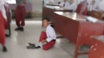 Pilu! Seorang Siswa di Medan disuruh duduk di Lantai oleh Guru Karena Belum Bayar SPP