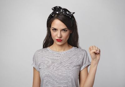 5 Zodiak Wanita yang Paling Jago Membedakan Teman Asli dan Palsu