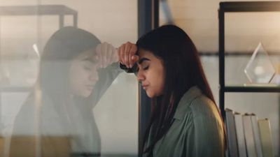 5 Tanda Orang yang Menyimpan Luka di Balik Senyum Bahagia