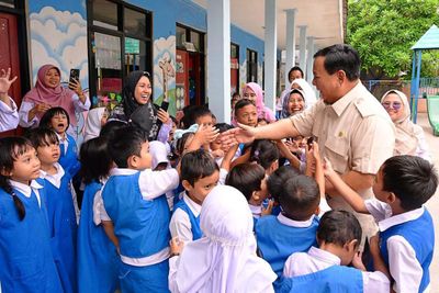 Momen Haru Saat Prabowo Dikerumuni Anak-anak Saat Sidak Program Makan Bergizi Gratis di Jakarta Timur
