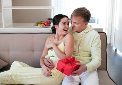 5 Zodiak Cowok yang Paling Jago Treat Pasangan dengan Baik