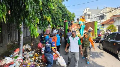 Sebanyak 50 ASN DLH Nyapu dan Pungut Sampah untuk Gantikan Honorer yang Dirumahkan
