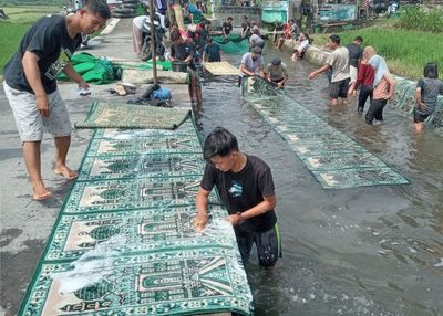 Tradisi Unik Jelang Ramadhan, Ratusan Warga Boyolali Cuci Karpet Masjid di Kali Talang