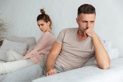 9 Tanda Kamu Hidup dengan Suami yang Insecure, Pengantin Baru Harus Tahu!
