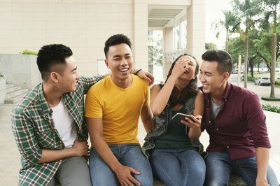 5 Zodiak yang Paling Kocak dan Gampang Bikin Ketawa, Kamu Termasuk?