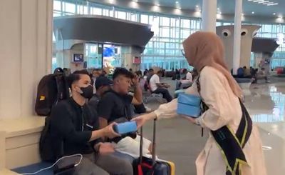 Marhaban Ya Ramadhan, Bandara Sultan Hasanuddin Bagikan 6 Ribu Takjil Gratis ke Penumpang